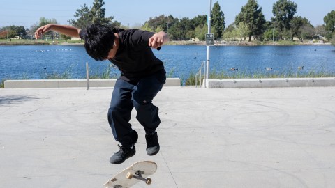 Michael Hernández practica sus trucos en su patineta en el parque Magic Johnson.