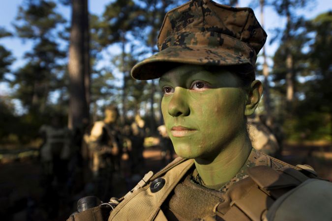 Esta foto de la soldado de primera clase Christina Fuentes Montenegro tomada cerca de Camp Geiger, Carolina del Norte, el 31 de octubre de 2013, también será purgada de los archivos del Pentágono.