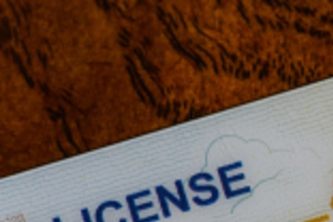 La REAL ID de California tiene un oso dorado y una estrella en la esquina superior derecha.