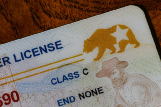 La REAL ID de California tiene un oso dorado y una estrella en la esquina superior derecha.