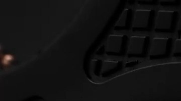 El dispositivo cuenta con una aleación de titanio y oro de 24 quilates