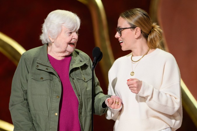 Scarlett Johansson (dcha.) y June Squibb.