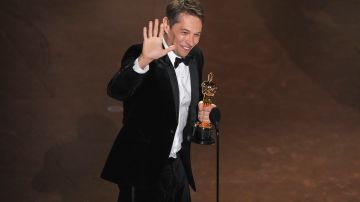 Sean Baker en el momento de recibir su cuarto galardón de la noche -el quinto para "Anora"- y el más importante: Mejor Película.