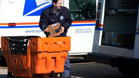 DeJoy planea continuar reduciendo la plantilla de del Servicio Postal de EE.UU. con DOGE.