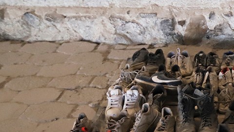 Tenis hallados en centro de exterminio