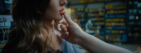 El cortometraje es una caótica colaboración entre un guionista perezoso y una inteligencia artificial que desafía la esencia misma de la creatividad.