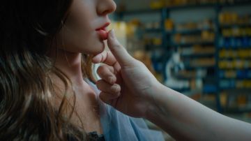 El cortometraje es una caótica colaboración entre un guionista perezoso y una inteligencia artificial que desafía la esencia misma de la creatividad.