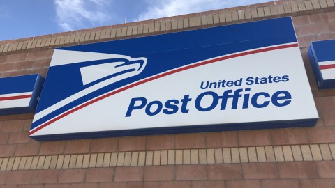 El extrabajador de USPS podría enfrentar una pena máxima de 30 años por el cargo de fraude bancario y cinco años por el cargo de robo de correo.