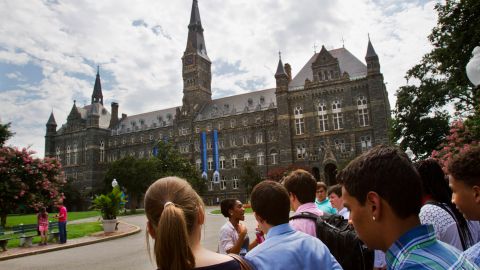 Badar Khan Suri es estudiante y profesor en la Universidad de Georgetown en Washington D.C.