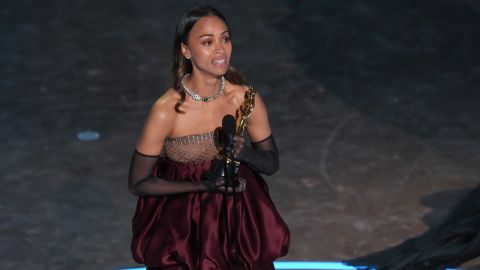 Zoe Zaldaña gana el Oscar por su papel en "Emilia Pérez"