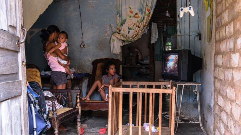 "Sobreviviendo a lo imposible": la fotógrafa mexicana que muestra los desafíos diarios que enfrentan los cubanos por el colapso económico de su país
