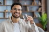 Los especialistas recomiendan beber agua cuando se sienta con sed y complementar con una dieta rica en frutas y verduras.