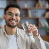 Los expertos sugieren beber cuando los expertos sienten la sed y se complementan con las dietas ricas en frutas y verduras.