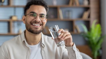 Los especialistas recomiendan beber agua cuando se sienta con sed y complementar con una dieta rica en frutas y verduras.
