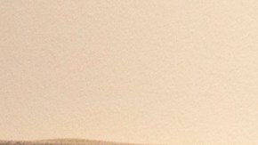 Alejandro M. Lopez enseña una pintura que hizo relacionado al incendio Eaton en Altadena.