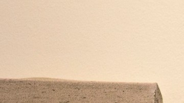 Alejandro M. Lopez enseña una pintura que hizo relacionado al incendio Eaton en Altadena.