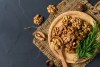 Cuando se trata de esquivar el antojo por un dulce, las nueces nunca fallan. Además, puedes combinarlas con otros frutos secos.