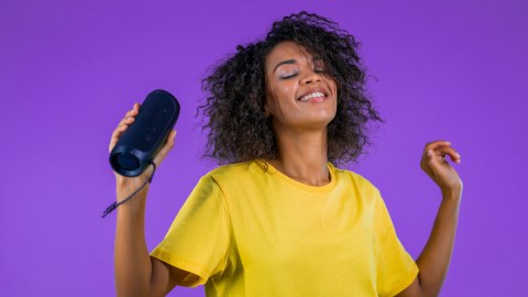 Cuenta con tres modos de sonido, graves, popular y vocal, para personalizar la experiencia auditiva (imagen referencial, no es el producto real).