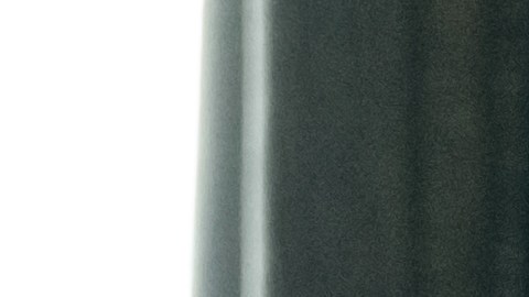 La silla ergonómica cuenta con un reposacabezas ajustable que alinea el cuello y alivia la tensión muscular.