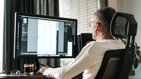 La silla ergonómica cuenta con un reposacabezas ajustable que alinea el cuello y alivia la tensión muscular.