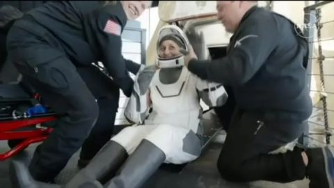 La astronauta Suni Williams fue retirada de la cápsula de la nave espacial en la que regresó a la Tierra y luego fue el turno de su compañero Butch Wilmore.