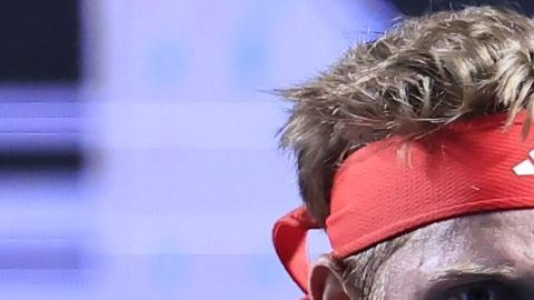 MEX4955. ACAPULCO (MÉXICO), 28/02/2025.- El tenista español Alejandro Davidovich Fokina devuelve una bola al canadiense Denis Shapovalov este viernes, durante el Abierto Mexicano de Tenis, en Acapulco (Me´xico). EFE/ David Guzma´n
