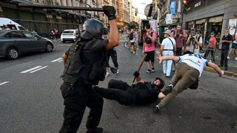 Protesta de jubilados en Argentina: fotos de los graves choques que dejaron al menos 20 heridos y más de 120 detenidos