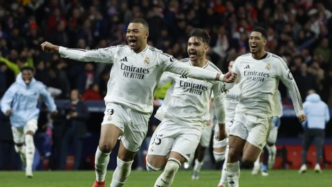 MADRID, 12703/2025.- Los jugadores del Real Madrid celebran su pase a cuartos tras derrotar en la tanda de penaltis al Atlético de Madrid en el encuentro de vuelta de los octavos de final de la Liga de Campeones que han disptuado este miércoles en el estadio Metropolitano. EFE/Juanjo Martín