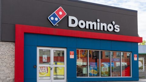 Las pizzas con masa rellena de queso parmesano ya están disponibles en las sucursales participantes de Domino's Pizza en todo Estados Unidos.