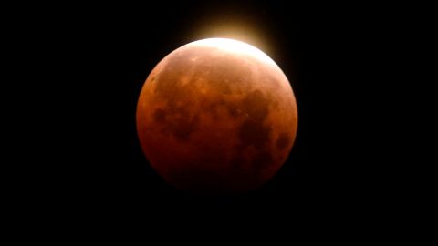 Los indígenas arawak observan atemorizados cómo la Luna se tiñe de rojo durante el eclipse que Colón predijo gracias a las tablas astronómicas de Regiomontanus.