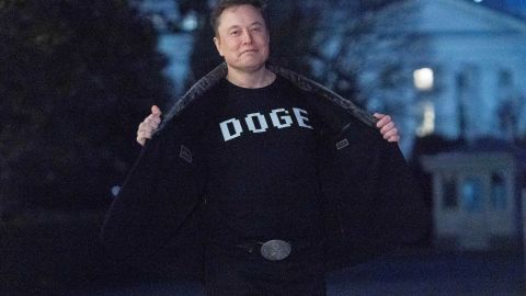 Elon Musk muestra su camiseta en la que se lee "DOGE", mientras pasea por la Casa Blanca.