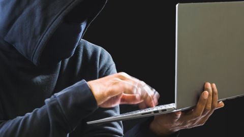 Desafortunadamente, en internet hay estafadores cibernéticos esperando que cometas errores para atacar y robar.