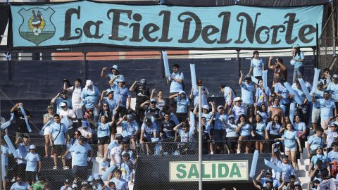 AMDEP3440. LIMA (PERÚ), 11/03/2025.- Hinchas de Iquique animan este martes, en un partido de la tercera ronda de la Copa Libertadores entre Alianza Lima e Iquique en el estadio Alejandro Villanueva en Lima (Perú). EFE/ Germán Falcón