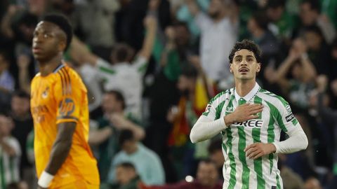 SEVILLA, 01/03/2025.- El centrocampista de origen brasileño del Betis Johnny Cardoso (d) celebra tras anotar el gol del empate este sábado, en el partido de la jornada 26 de LaLiga EA Sports, entre el Betis y el Real Madrid, en el estadio Benito Villamarín de Sevilla. EFE/ Julio Muñoz