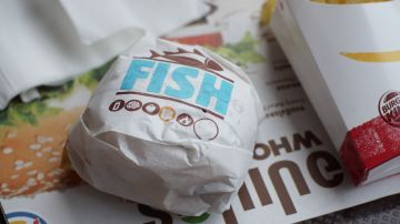 El sándwich de pescado de Burger King contiene abadejo de Alaska crujiente, empanizado con panko y acompañado de lechuga fresca, pepinillos y salsa tártara dulce.