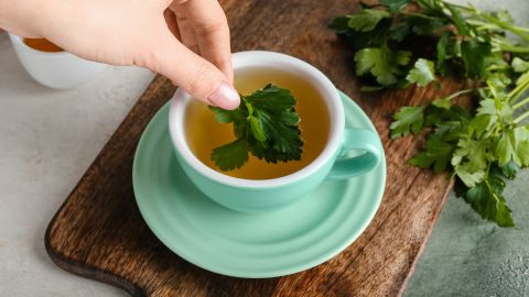 La recomendación general es tomar una a dos tazas al día de infusión de perejil, en distintos momentos y sin caer en excesos.
