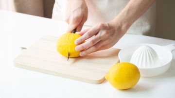 Cortar un limón en 4 y agregarle sal tiene un significado espiritual.