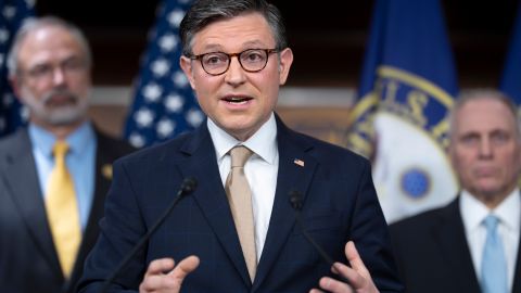 Mike JOhnson contó con el respaldo del presidente Trump para avanzar la resolución continua. de presupuesto federal.