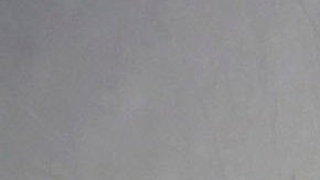 En esta foto de archivo del 30 de marzo de 2021, niños inmigrantes no acompañados miran televisión en instalaciones de CBP.