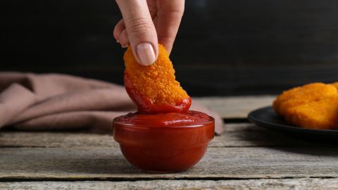 El consumo habitual de nuggets de pollo no solo aporta grasas y sodio en exceso, sino también una carga de microplásticos que podría comprometer el sistema nervioso.