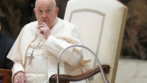 El papa Francisco continuará su recuperación en El Vaticano después de ser dado de alta.