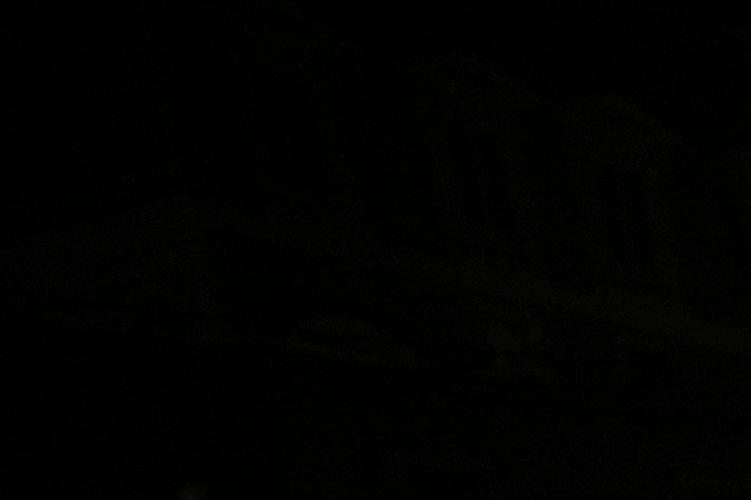 Cientos de fieles rezan el rosario en la Plaza de San Pedro del Vaticano, el domingo 16 de marzo de 2025, por la salud del Papa Francisco.