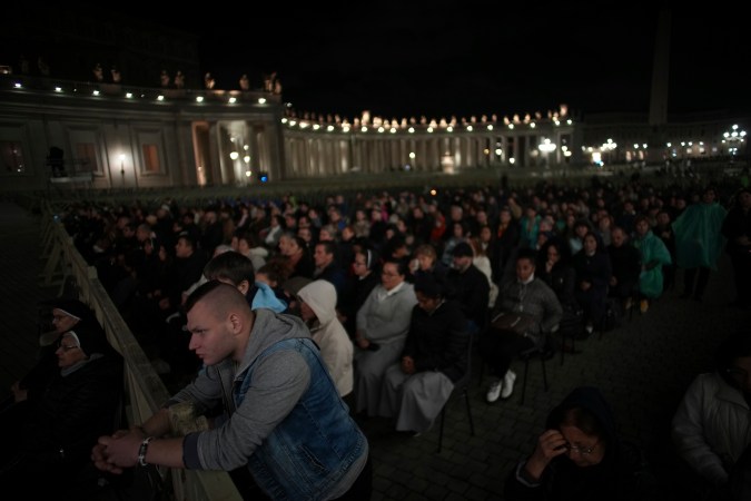 Cientos de fieles rezan el rosario en la Plaza de San Pedro del Vaticano, el domingo 16 de marzo de 2025, por la salud del Papa Francisco.