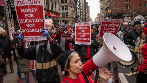 Personas marchan pidiendo detener los recortes en el gobierno en Nueva York.
