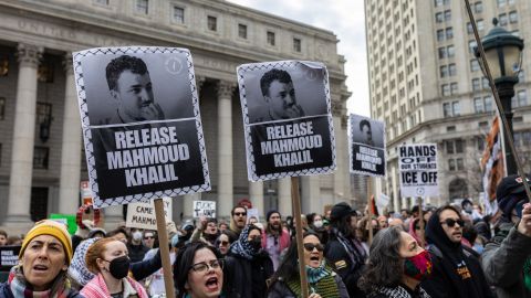 Juez bloqueó momentánea el intento de deportar a activista palestino que ayudó a dirigir las protestas estudiantiles de Columbia.