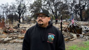 Rodrigo Rodríguez posa para un retrato afuera de su hogar en Altadena.