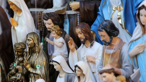 A través del santoral, la Iglesia honra a destacados santos.