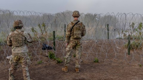 Un soldado vigila su sector en un punto de cruce conocido del río Grande en Brownsville, Texas.