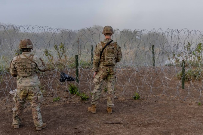 Un soldado vigila su sector en un punto de cruce conocido del río Grande en Brownsville, Texas.