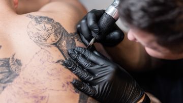 La idea principal de la práctica de tatuajes con anestesia general es eliminar cualquier tipo de dolor y mejorar el trabajo artístico.